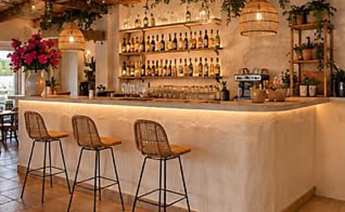 Bar du restaurant Pura Vida, ambiance chaleureuse