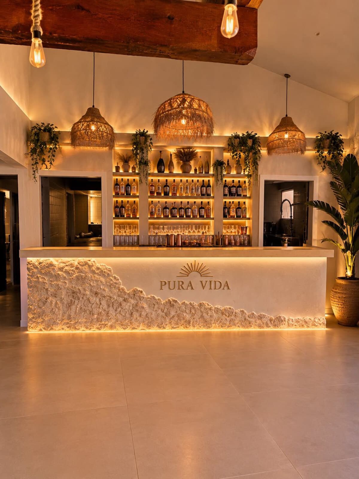Comptoir du bar Pura Vida gravé dans la pierre